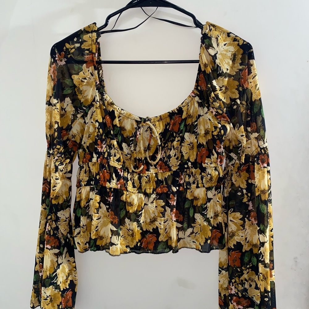 Loose off the shoulder cropped shirt - Picture 3 of 3